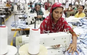 فیکٹری میں کپڑے کی کلیپنگ کا کام ہے